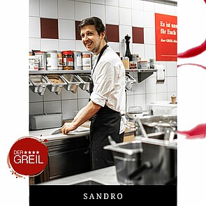 Was wäre Greil’s Küche ohne Sandro? Mit grandiosem Können, viel Kreativität und Tiroler Herzblut leitet Sandro sein Küchenteam entspannt, ruhig und mit einem großen Lächeln.